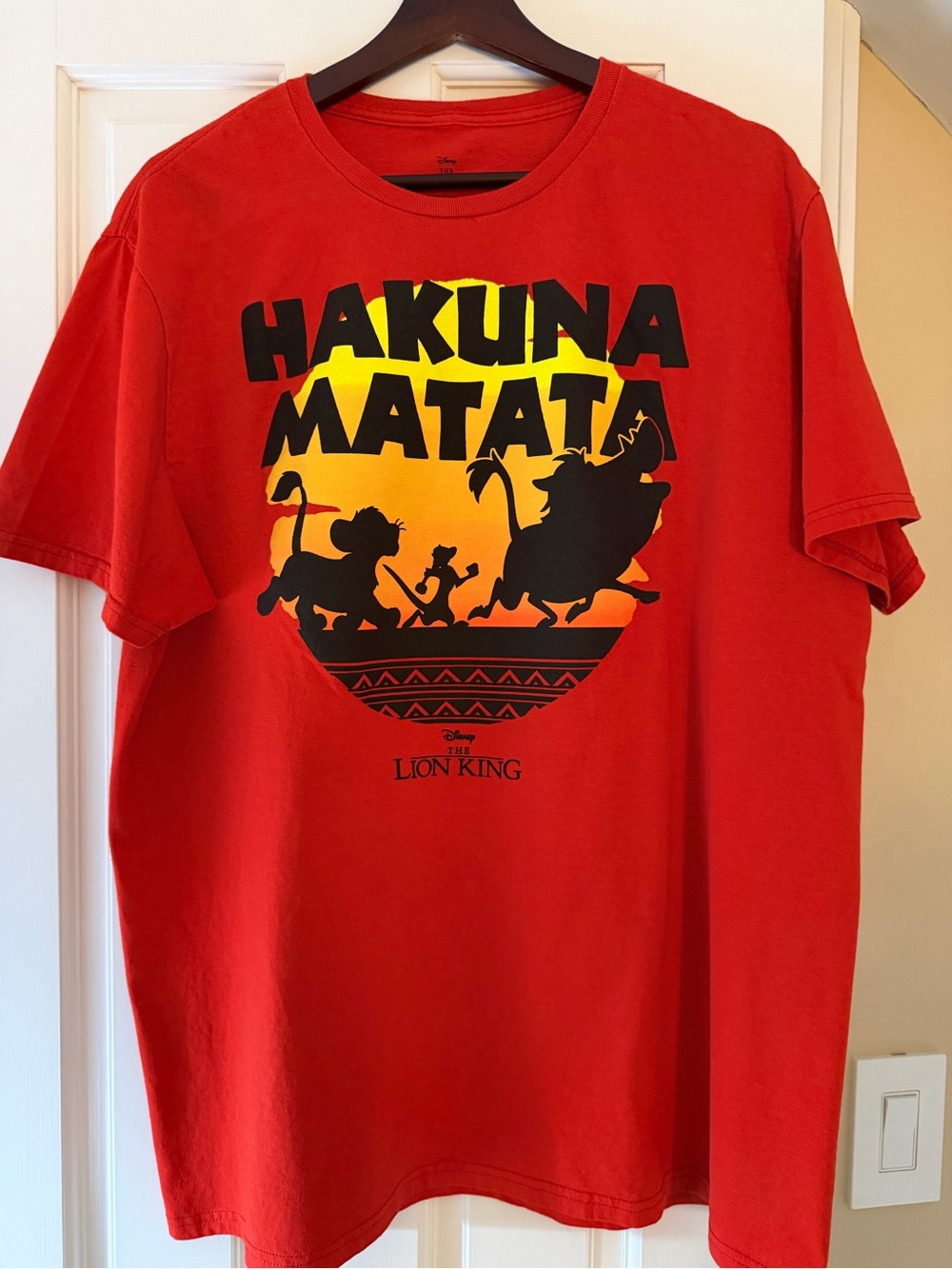 Disney Red Lion King Men”s ‘Hakuna Matata' Graphic T-shirt